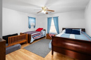 5 Schlafzimmer, Schreibtisch, kostenloses WLAN, Bettwäsche