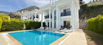 Modern 4 Yatak odalı villa