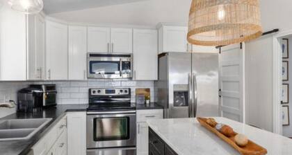 Charming 3-bedroom cottage in Coral with WiFi and AC