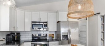 Charming 3-bedroom cottage in Coral with WiFi and AC