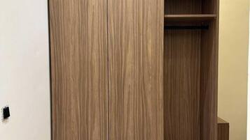 Classic Studio Suite, City View | In-room dining