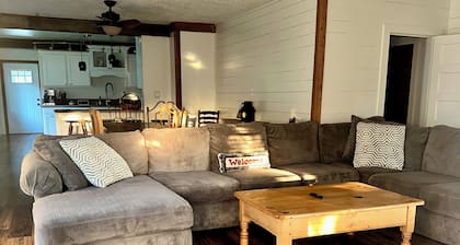 Charming 4-bedroom ranch house with WiFi, AC in Cromberg Sleeps 10