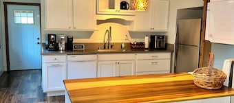 Charming 4-bedroom ranch house with WiFi, AC in Cromberg Sleeps 10