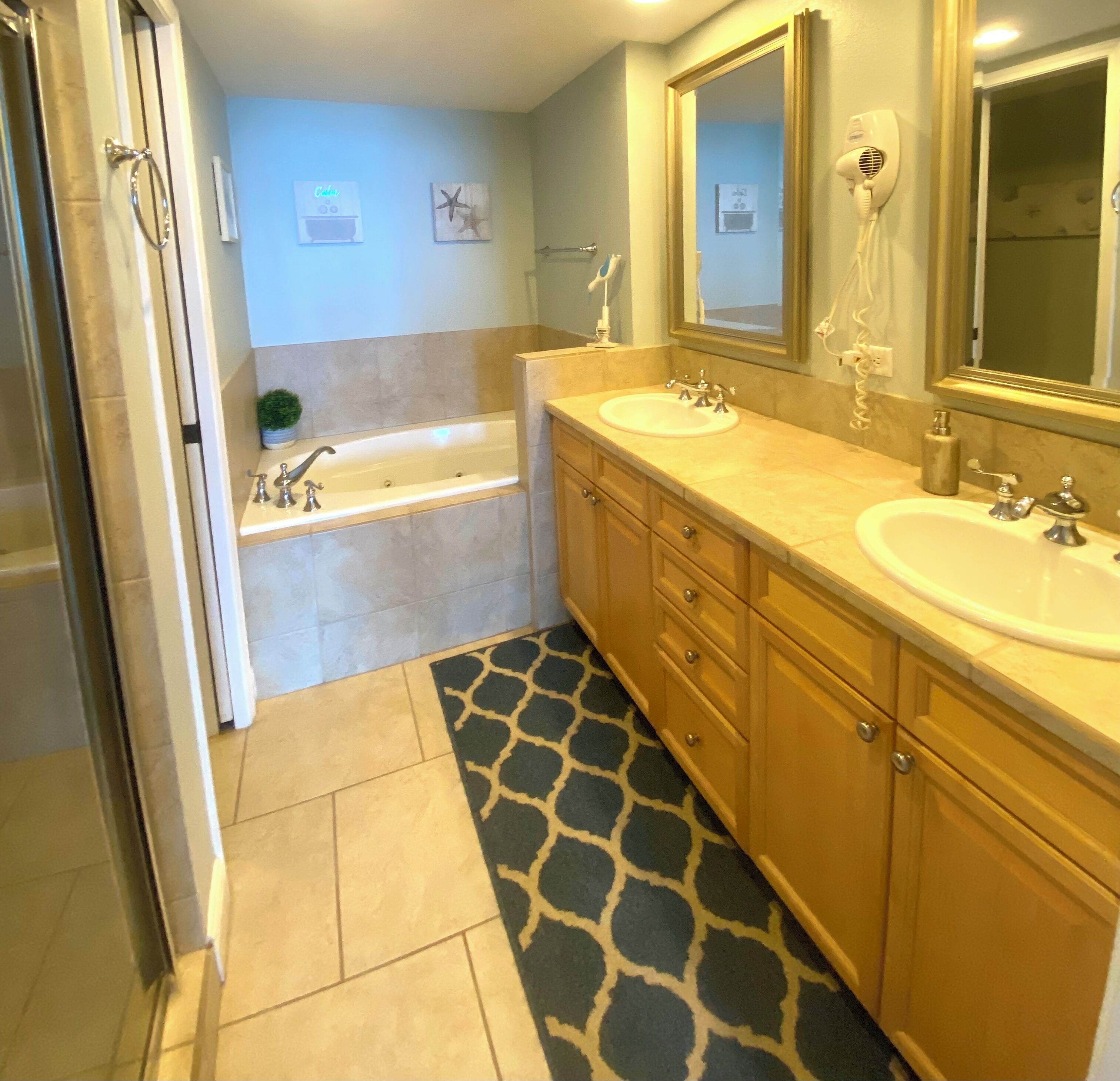 Tina de hidromasaje, secadora de cabello, toallas, jabón 