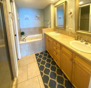 Baignoire à remous, séchoir à cheveux, serviettes fournies, savon