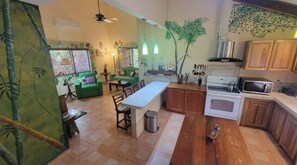 Geladeira, micro-ondas, fogão, cooktop