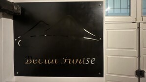 A black sign with the text "Beccu House" and a mountain silhouette. - Becial house (Napoli)
