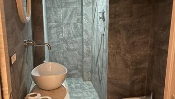 Doccia, asciugacapelli, bidet, sapone