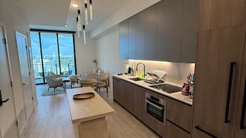 Refrigerador, microondas, horno y parrilla de estufa