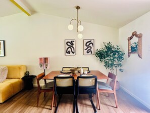 Dining - Charming 2-bedroom bungalow in welcoming Austin with WiFi, AC (Austin)