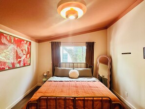 2 bedrooms, WiFi, bed sheets - Charming 2-bedroom bungalow in welcoming Austin with WiFi, AC (Austin)