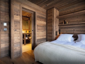 6 bedrooms, iron/ironing board, WiFi, bed sheets