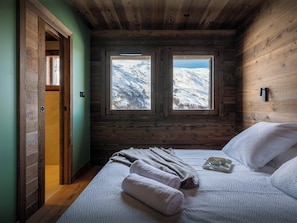 6 bedrooms, iron/ironing board, WiFi, bed sheets - Chalet Ferret- Luxurious ski in ski out holiday with jacuzzi - OVO Network (Les Belleville)