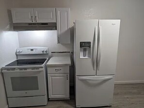 Micro-ondes, four, plaque de cuisson, lave-vaisselle