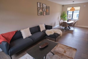 TV - Riverside Dingle - Luxury Apt 4 (Dingle)