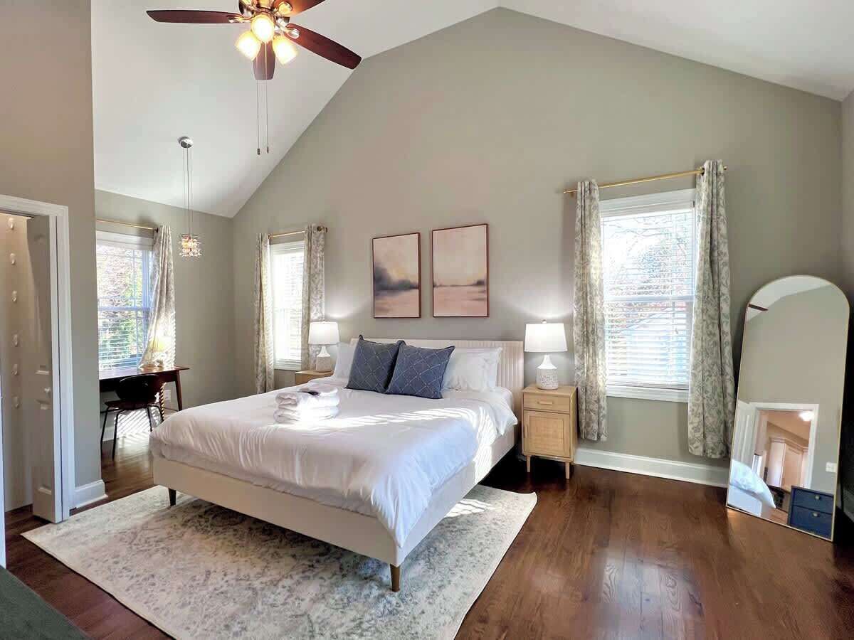 3 室のベッドルーム、デスク、アイロン / アイロン台、旅行用ベビーベッド