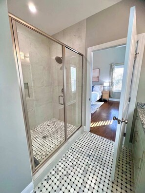 淋浴设施、吹风机、毛巾