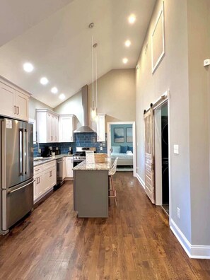 Frigorífic, microones, forn i placa de cuina 