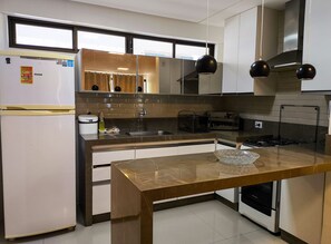 Apartment | Private kitchen | Fridge, microwave, oven, stovetop - Adrina Glória (João Pessoa)