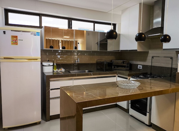 Apartamento | Cozinha privada | Geladeira, micro-ondas, fogão, cooktop