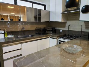 Departamento | Cocina privada | Refrigerador, microondas, horno y parrilla de estufa 