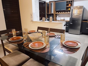 Apartamento família | Cozinha privada | Geladeira, micro-ondas, fogão, cooktop