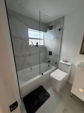 Studio – city | Bad | Kombinert dusj/badekar, håndklær, såpe og sjampo