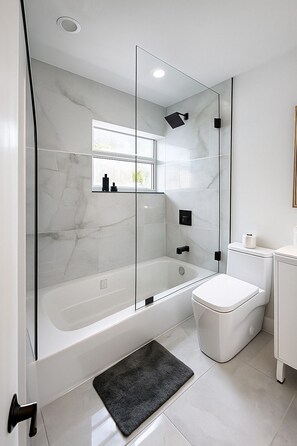 Handuk, sabun, sampo, dan tisu toilet