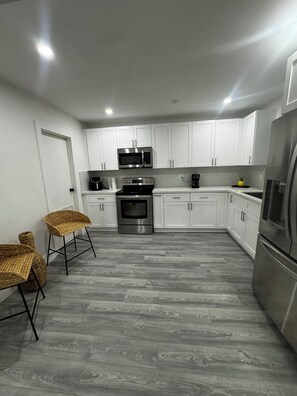 Toallas, jabón, shampoo, papel de baño 