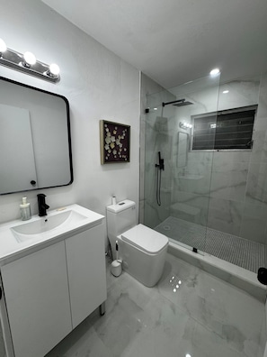 Combined shower/tub, towels, soap, shampoo