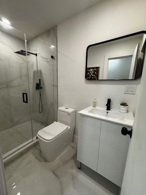 Kombinasi shower/bathtub, handuk, sabun, dan sampo