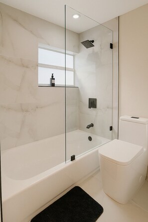 Monolocale City | Bagno | Asciugamani, sapone, shampoo, carta igienica