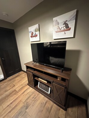Smart-tv, eldstad och dvd-spelare