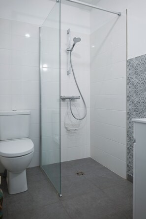Dusche, Haartrockner, Handtücher