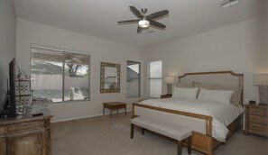 3 bedrooms, iron/ironing board, WiFi, bed sheets - 3-bedroom house + office in convenient area of North Phoenix. (Phoenix)
