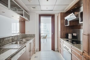 Een koelkast, een magnetron, een oven, een kookplaat