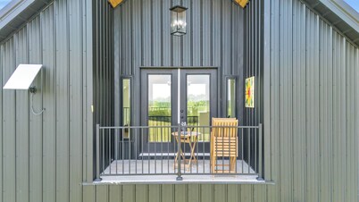 Star Hill Farm Barndo Retreat – Hillside Serenity with Hot Tub
