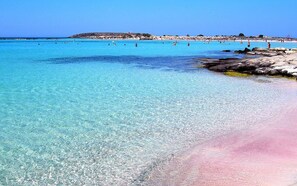Sun loungers, beach towels - Holy Sea Smart Suites ( ARTEMIS ) (Χανιά)