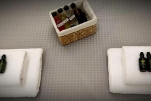 Een douche,  milieuvriendelijk toiletgerief, een haardroger, handdoeken