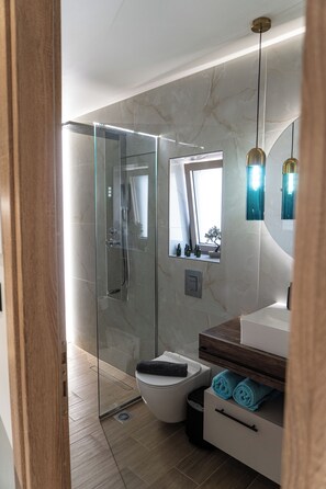 Regadera, amenidades de baño ecológicas, secadora de cabello, toallas 