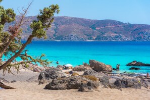 Sun loungers, beach towels - Holy Sea Smart Suites ( ARTEMIS ) (Χανιά)