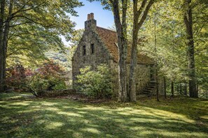 Property grounds - Storybook Cottage with Fireplace (Banner Elk)