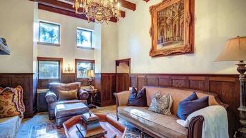 Una Smart TV, una chimenea, una oficina