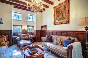 Smart-TV, Kamin, Arbeitsbereiche