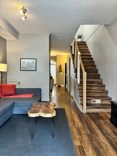 Modern Cabin with Swimming Pool Canmore/ Banff