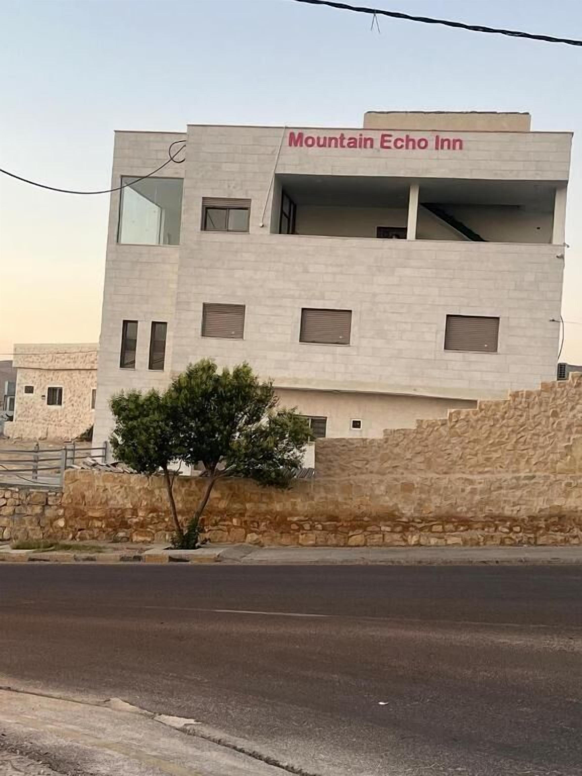 Un edificio moderno con el letrero 