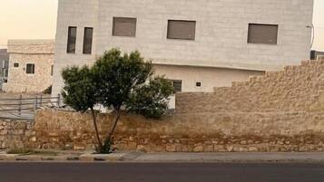 Un edificio moderno con el letrero