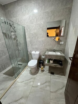 Bathtub, slippers, towels, soap - Mountain Echo Inn (At-Taybeh- Petra)