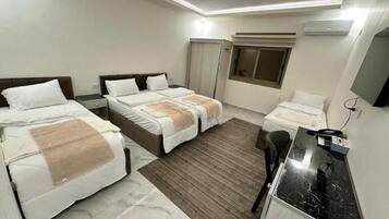 Habitación triple Confort | Caja de seguridad en la habitación, escritorio y wifi gratis