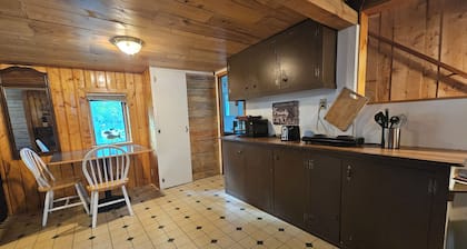 Trapper Cabin: Two-bedroom Dog Friendly